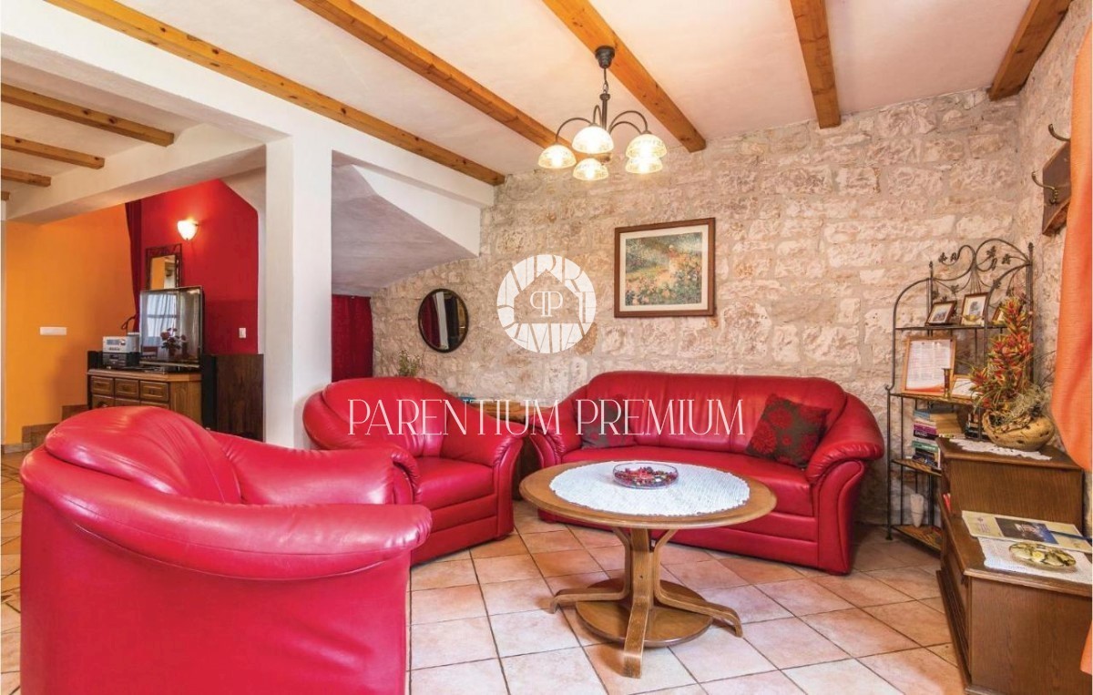 Casa in pietra ristrutturata con molto terreno