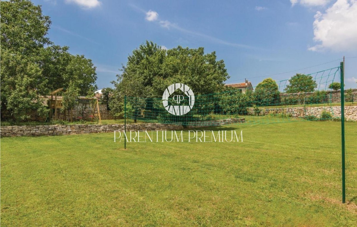 Casa in pietra ristrutturata con molto terreno
