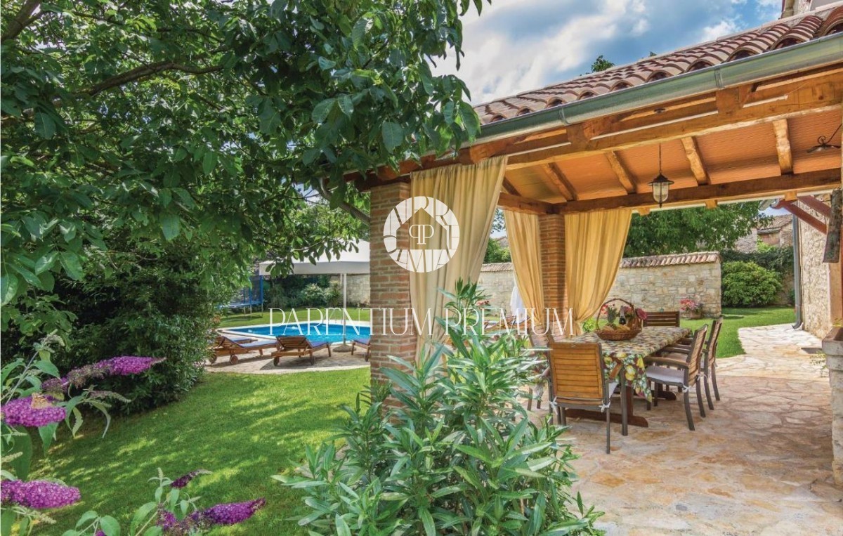 Casa in pietra ristrutturata con molto terreno