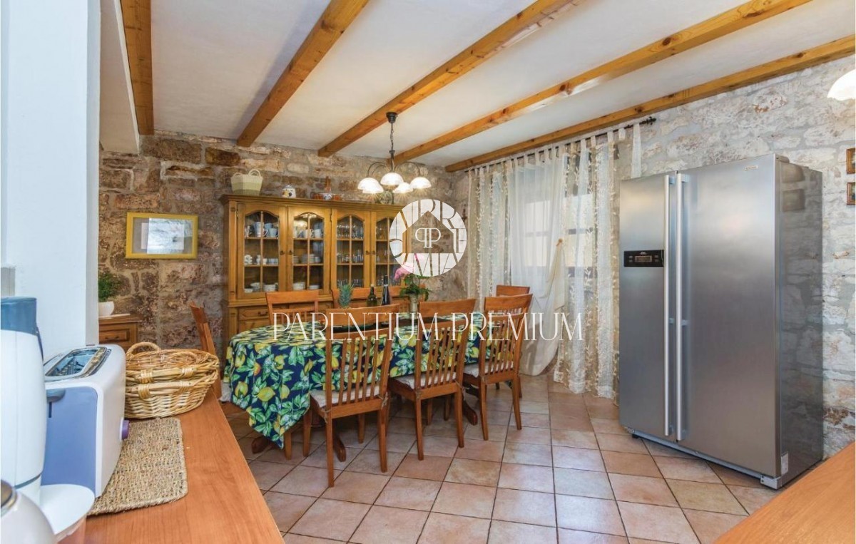 Casa in pietra ristrutturata con molto terreno