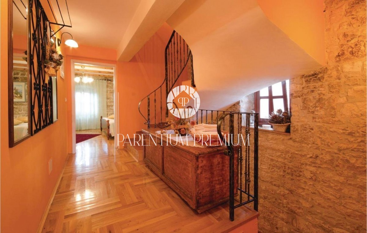 Casa in pietra ristrutturata con molto terreno