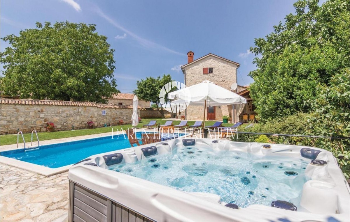Casa in pietra ristrutturata con molto terreno