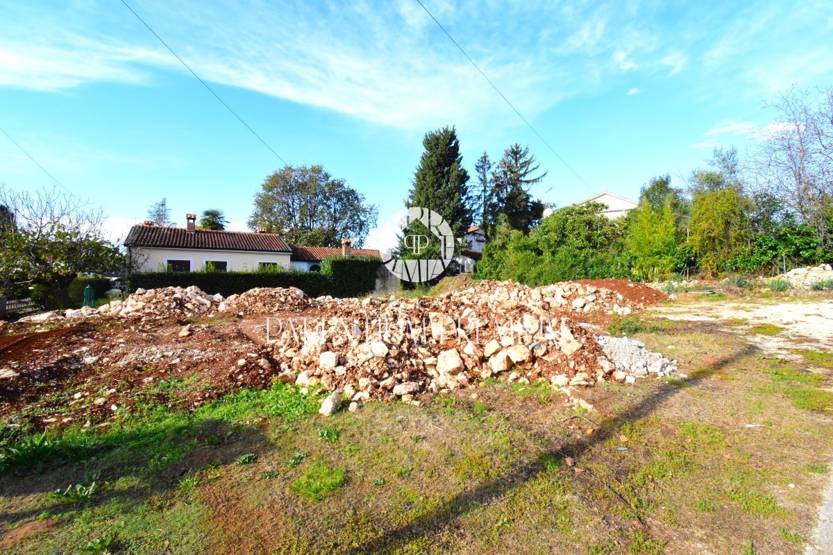 Terreno edificabile con infrastruttura nelle immediate vicinanze del centro di Parenzo