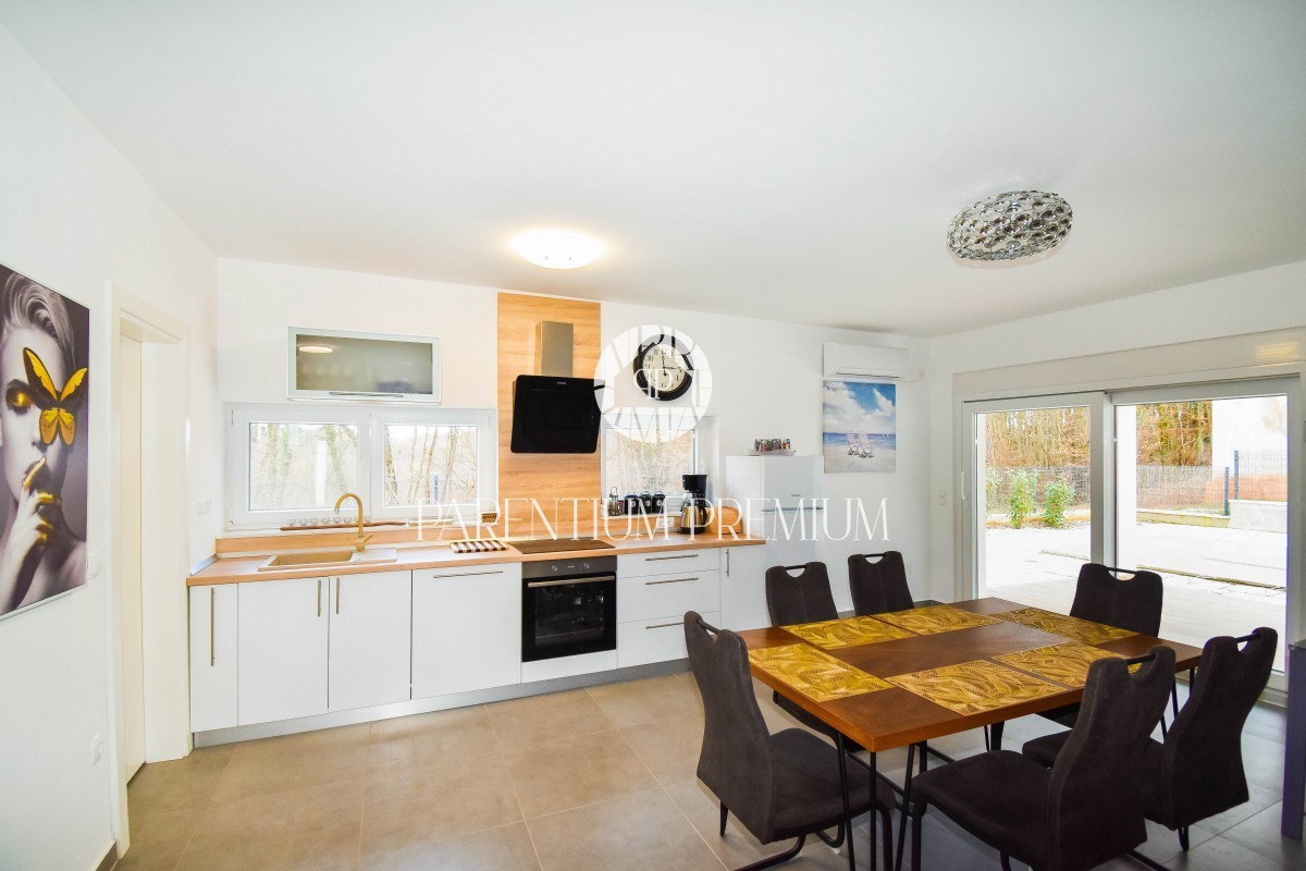 Moderna casa bifamiliare con piscina nelle vicinanze di Parenzo
