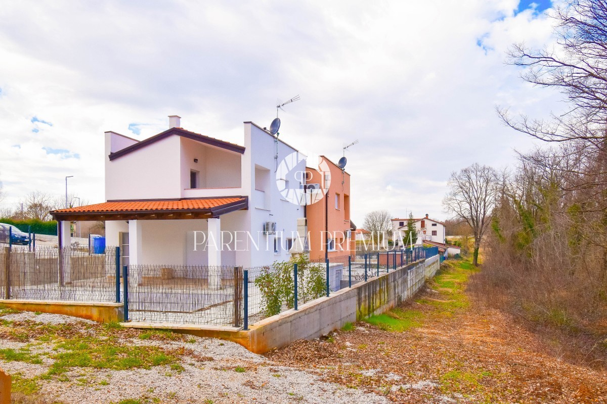 Moderna casa bifamiliare con piscina nelle vicinanze di Parenzo