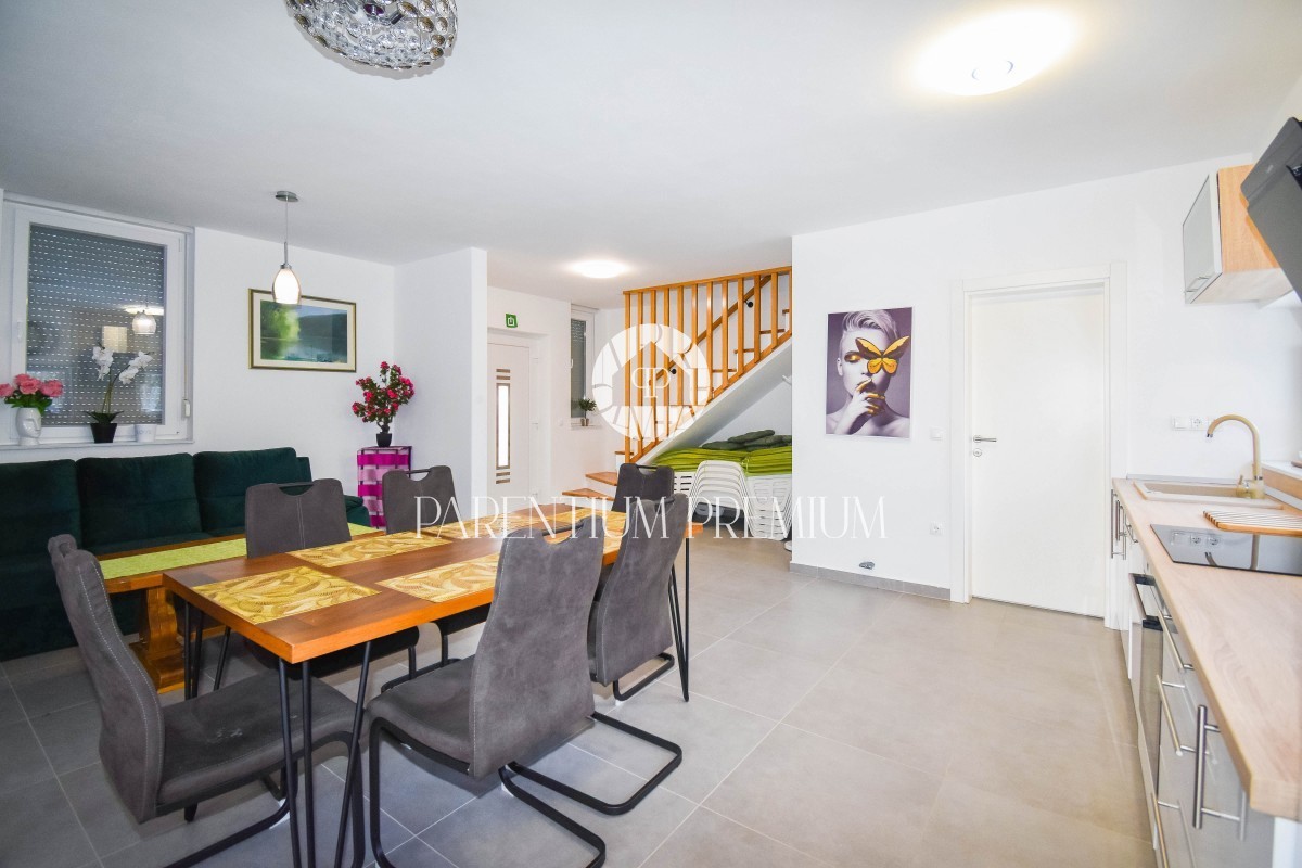 Moderna casa bifamiliare con piscina nelle vicinanze di Parenzo