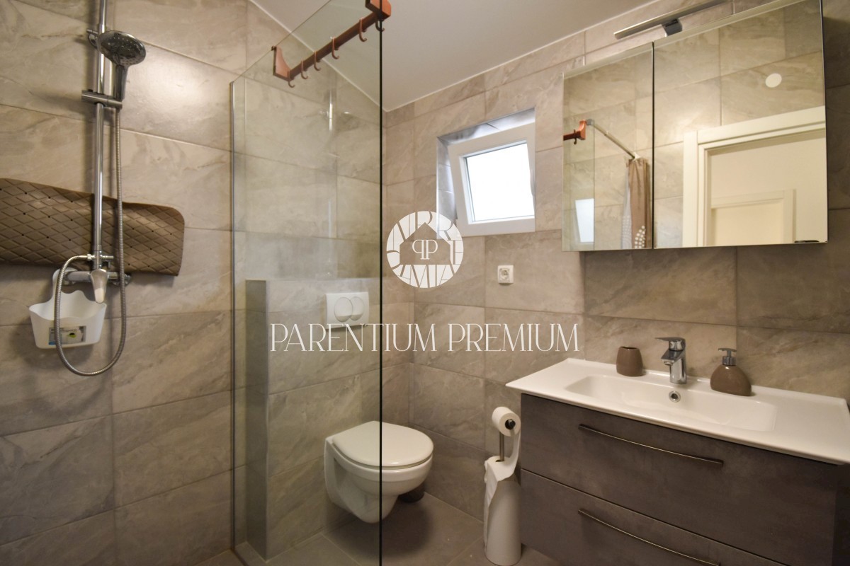 Moderna casa bifamiliare con piscina nelle vicinanze di Parenzo