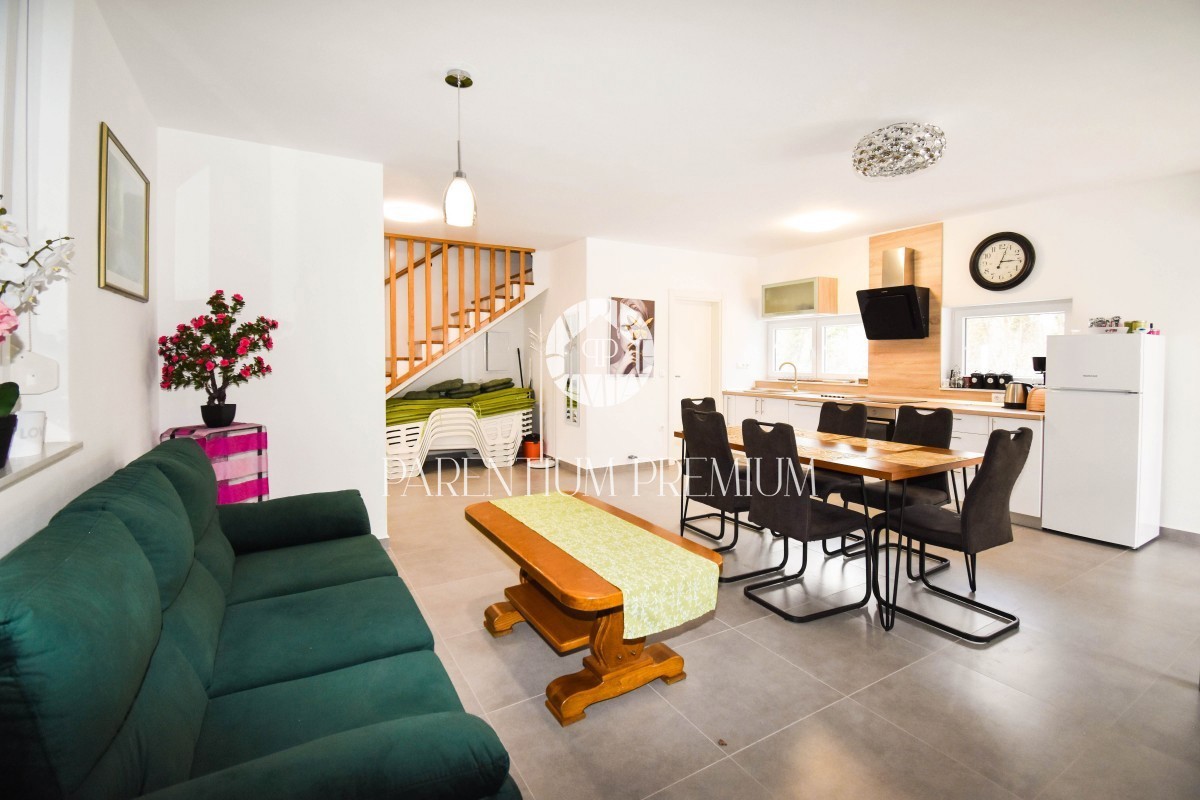 Moderna casa bifamiliare con piscina nelle vicinanze di Parenzo