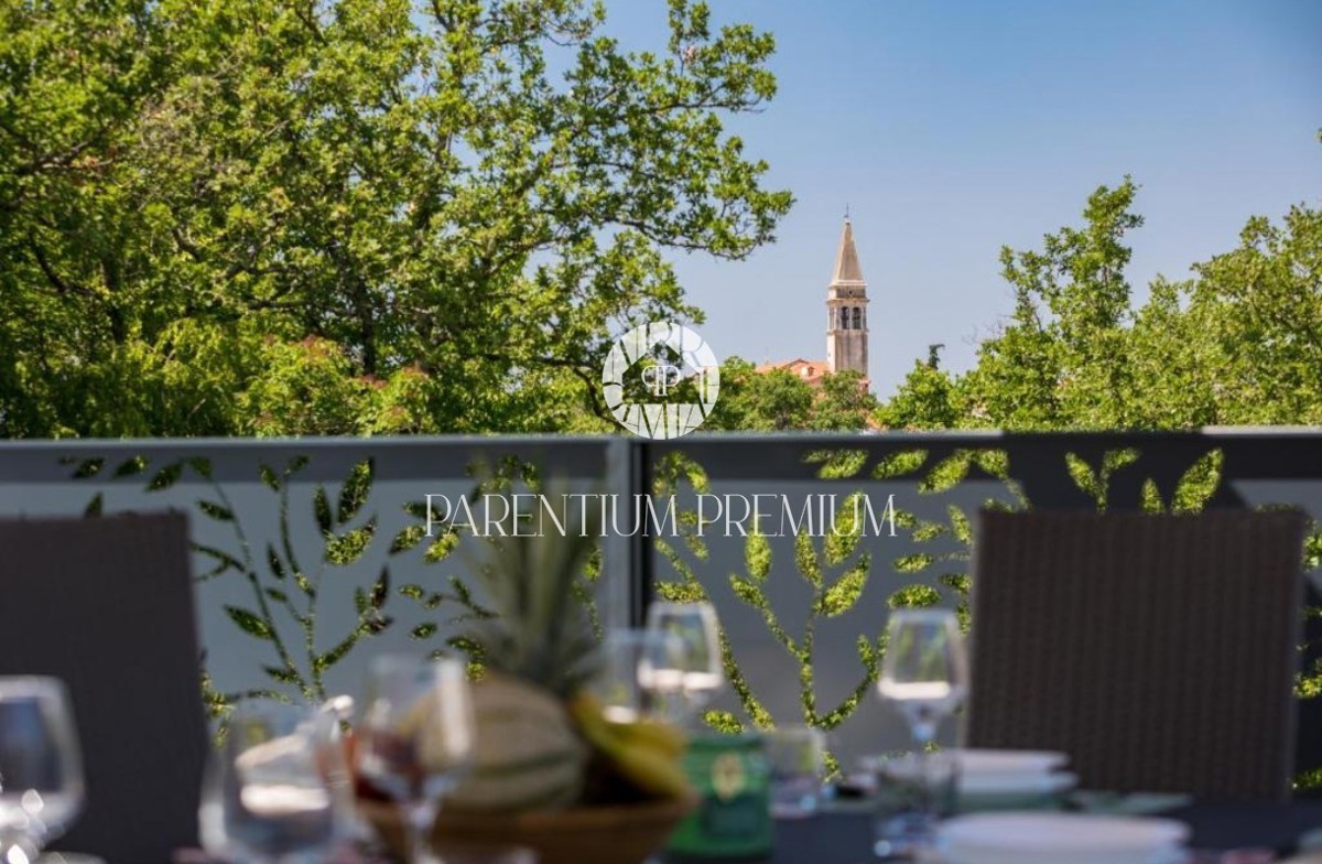 Una nuova villa completamente arredata con piscina in un tranquillo villaggio vicino a Parenzo