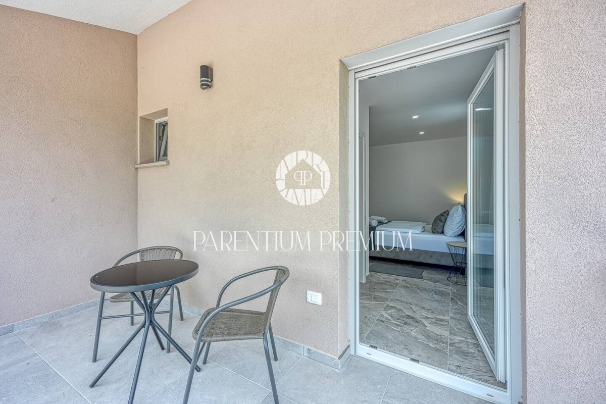 Una nuova villa completamente arredata con piscina in un tranquillo villaggio vicino a Parenzo