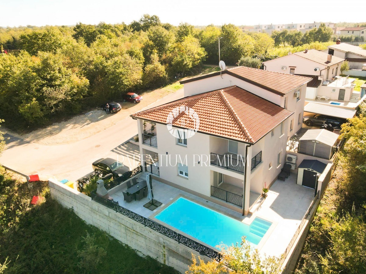 Una nuova villa completamente arredata con piscina in un tranquillo villaggio vicino a Parenzo
