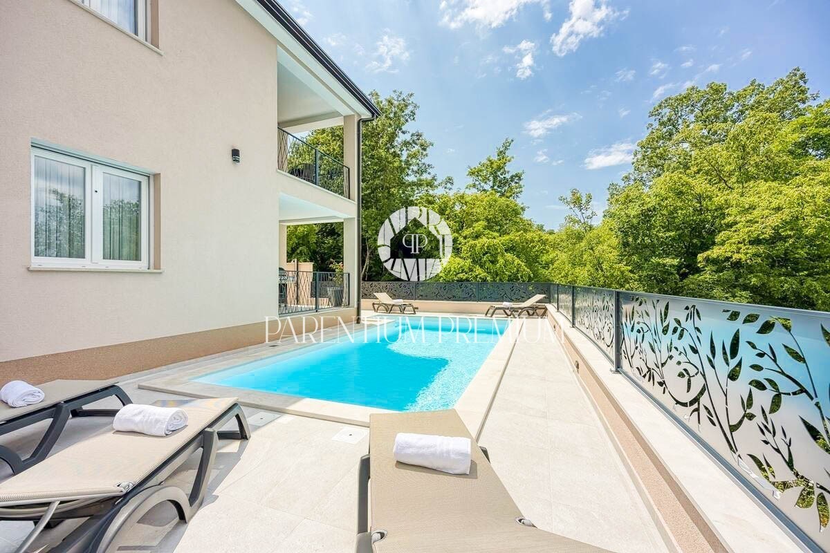 Una nuova villa completamente arredata con piscina in un tranquillo villaggio vicino a Parenzo