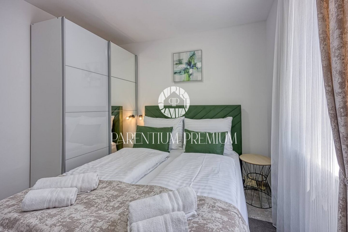 Una nuova villa completamente arredata con piscina in un tranquillo villaggio vicino a Parenzo