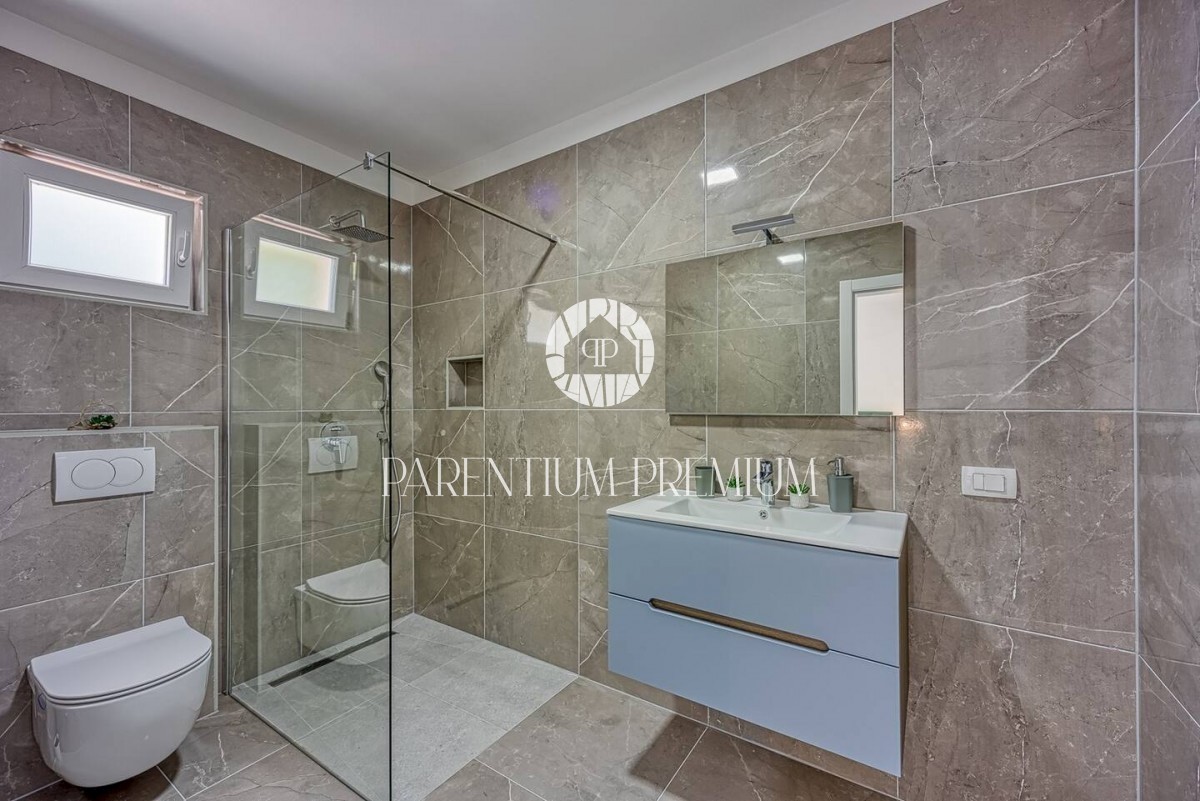Una nuova villa completamente arredata con piscina in un tranquillo villaggio vicino a Parenzo