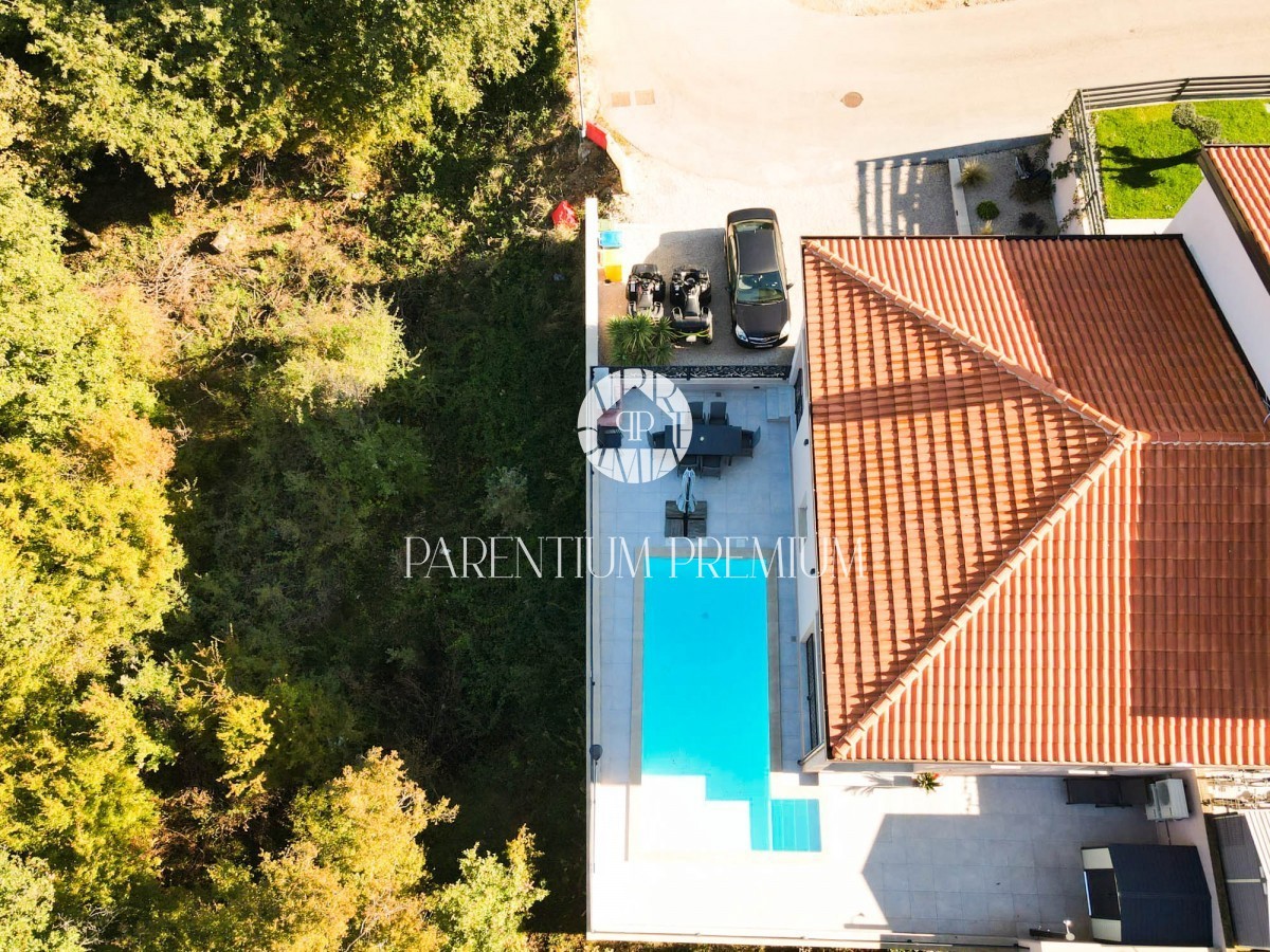 Una nuova villa completamente arredata con piscina in un tranquillo villaggio vicino a Parenzo