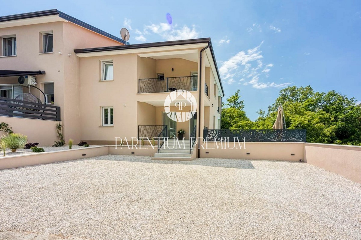Una nuova villa completamente arredata con piscina in un tranquillo villaggio vicino a Parenzo