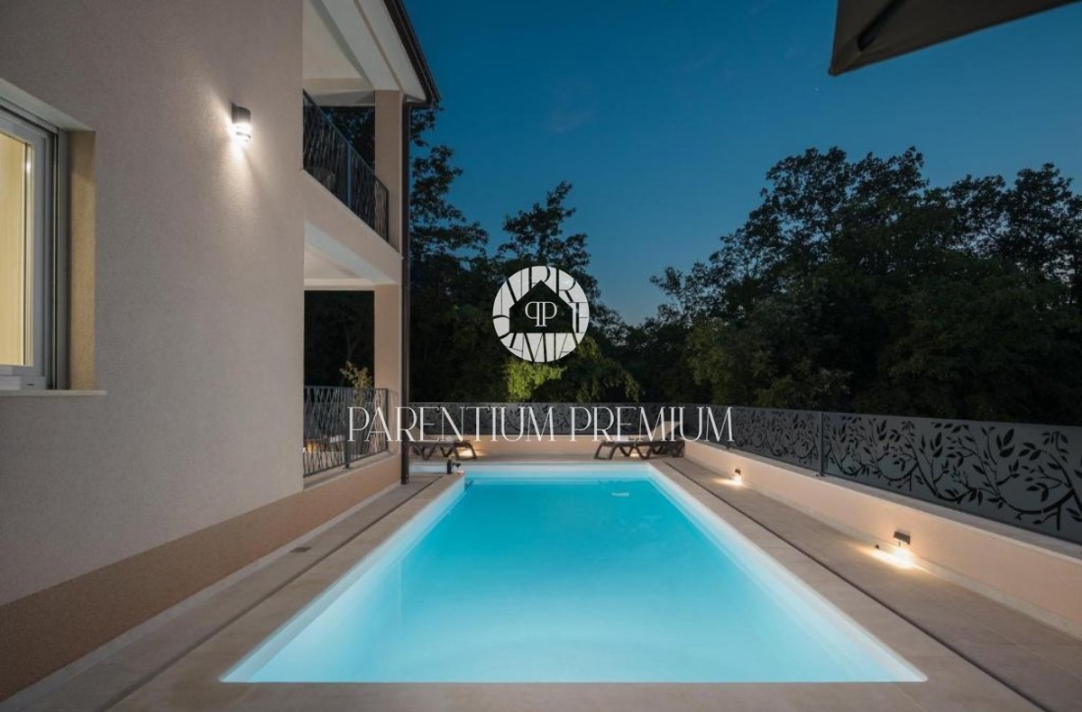 Una nuova villa completamente arredata con piscina in un tranquillo villaggio vicino a Parenzo