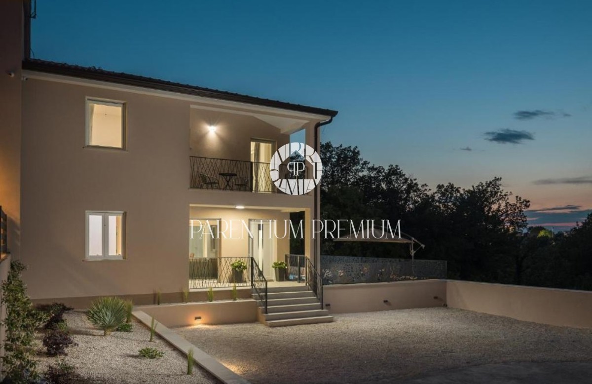 Una nuova villa completamente arredata con piscina in un tranquillo villaggio vicino a Parenzo