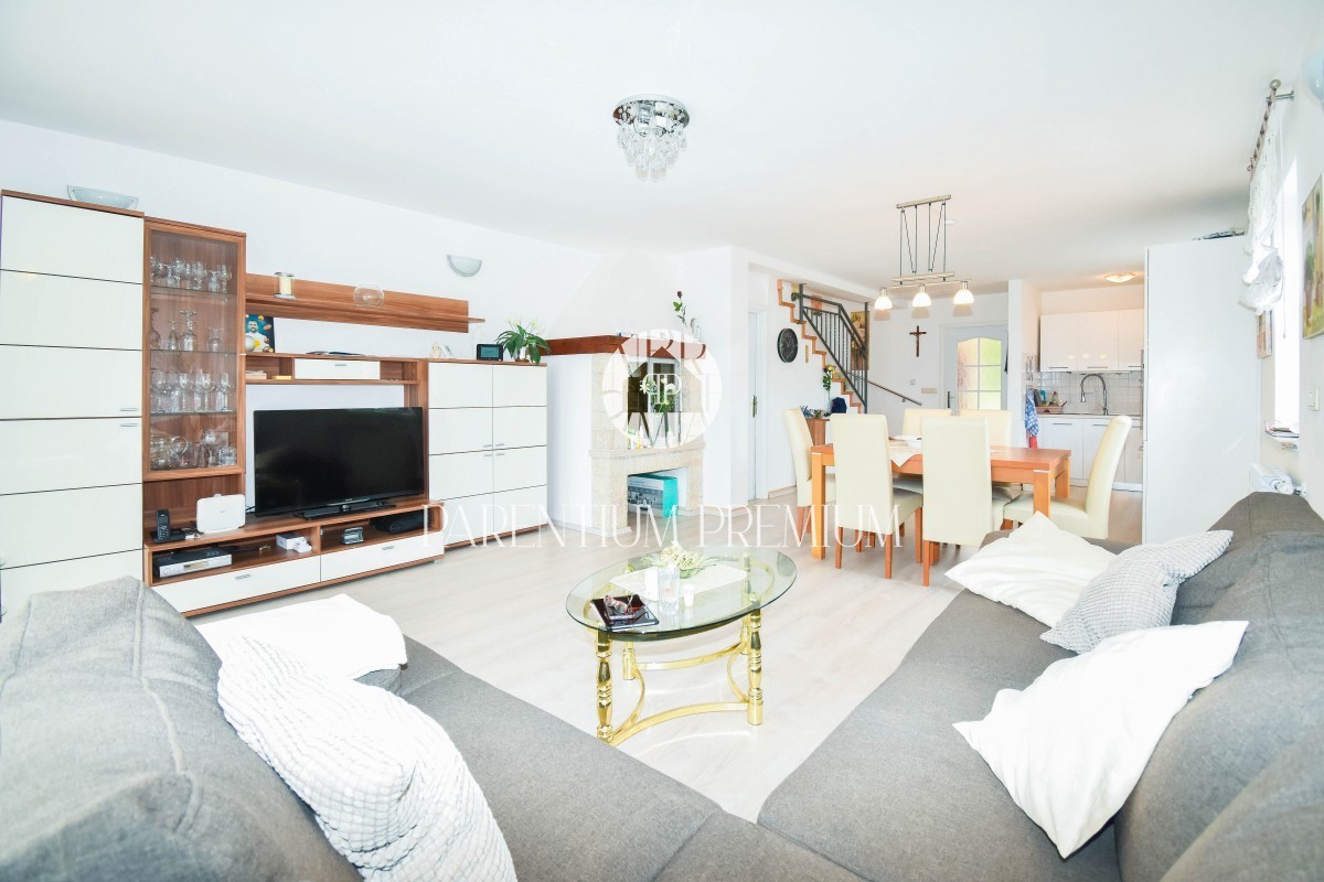 Casa a schiera di qualità con cortile, completamente arredata e attrezzata