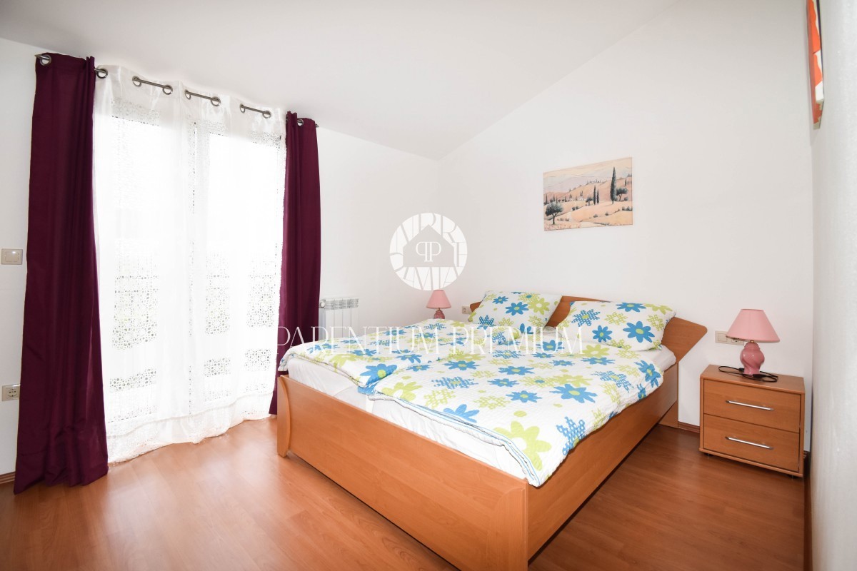Casa a schiera di qualità con cortile, completamente arredata e attrezzata