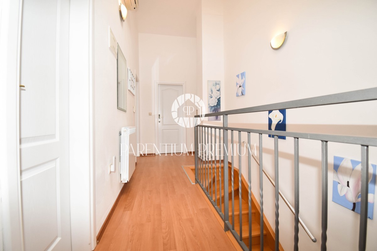 Casa a schiera di qualità con cortile, completamente arredata e attrezzata