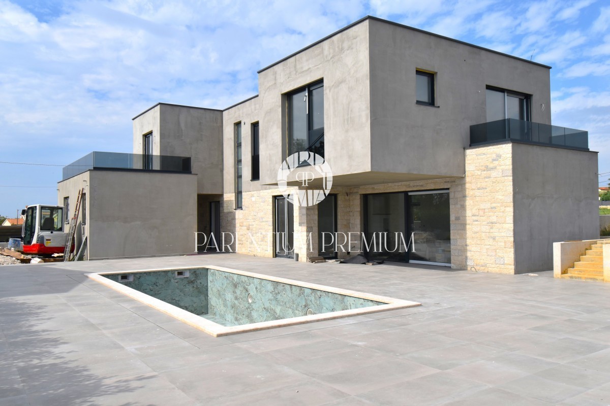 Villa moderna con garage e piscina