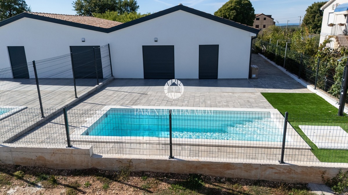 Nuova costruzione – Casa al piano terra con piscina e giardino