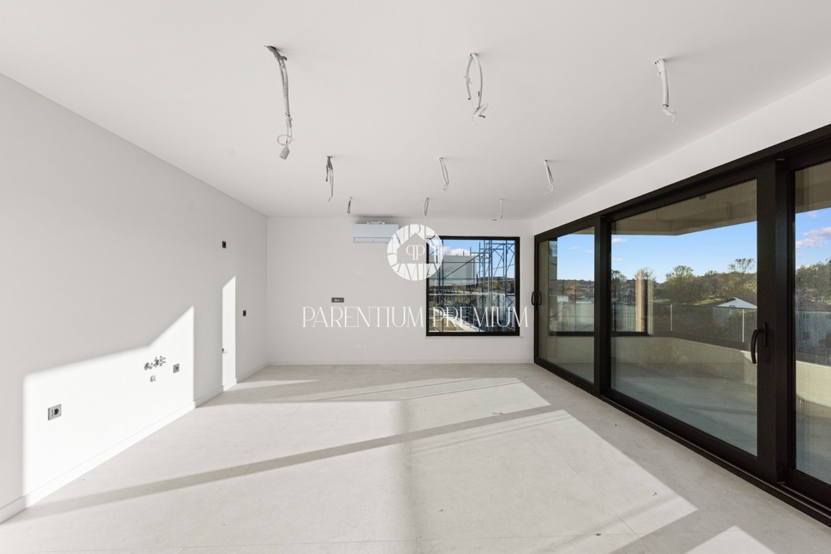 Attico moderno e spazioso in costruzione di alta qualità