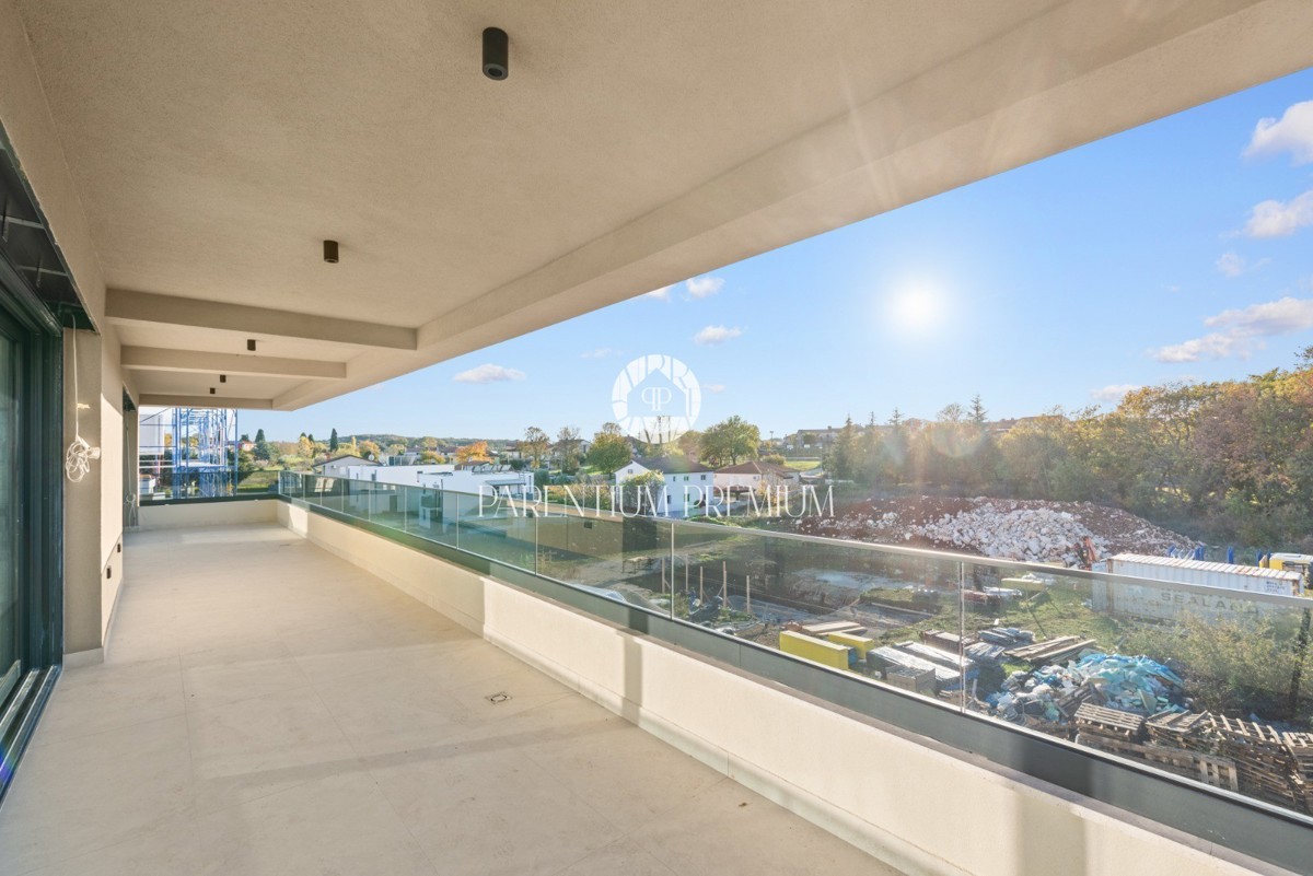 Attico moderno e spazioso in costruzione di alta qualità