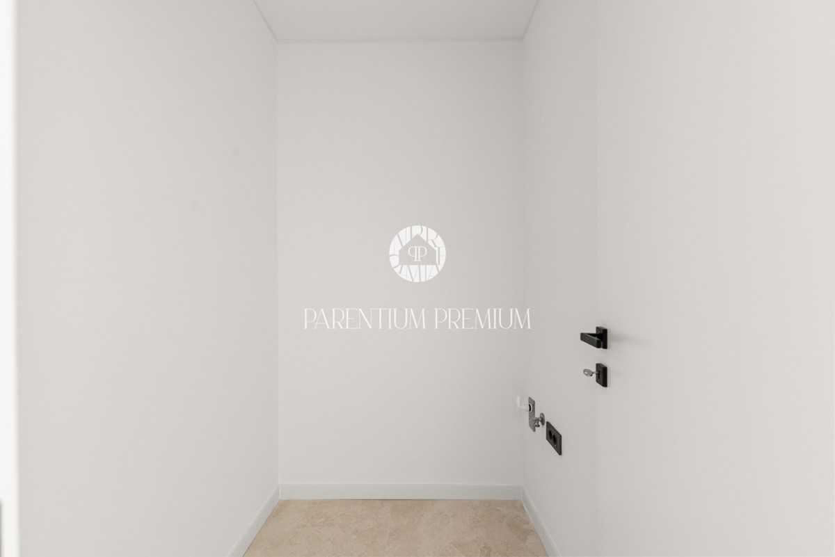 Attico moderno e spazioso in costruzione di alta qualità