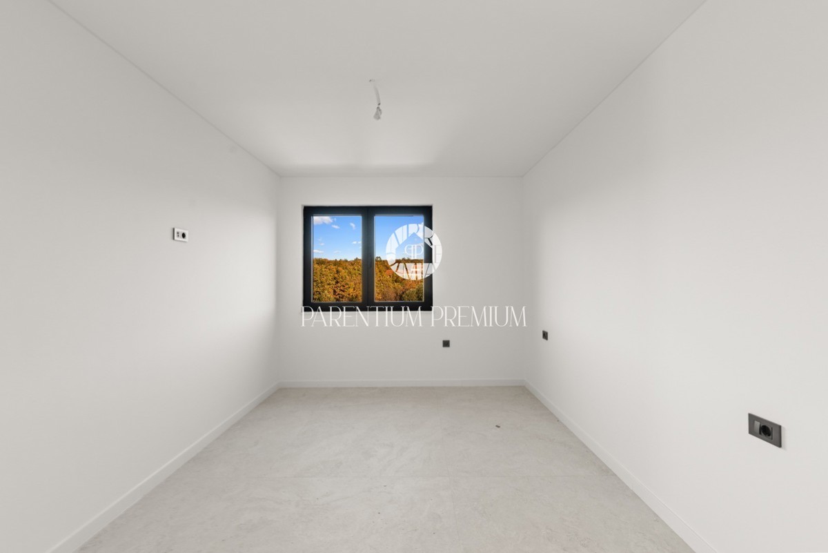 Attico moderno e spazioso in costruzione di alta qualità