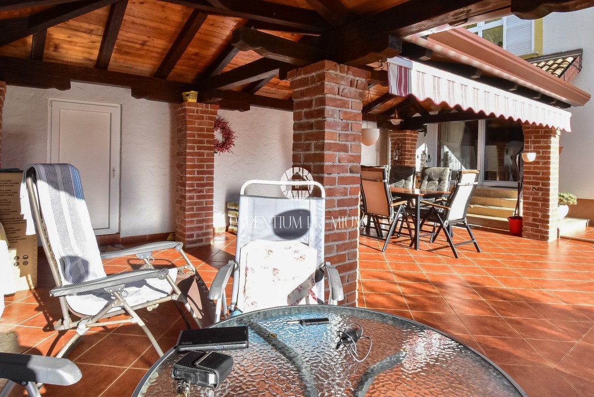 Casa con due appartamenti e un bel curato cortile