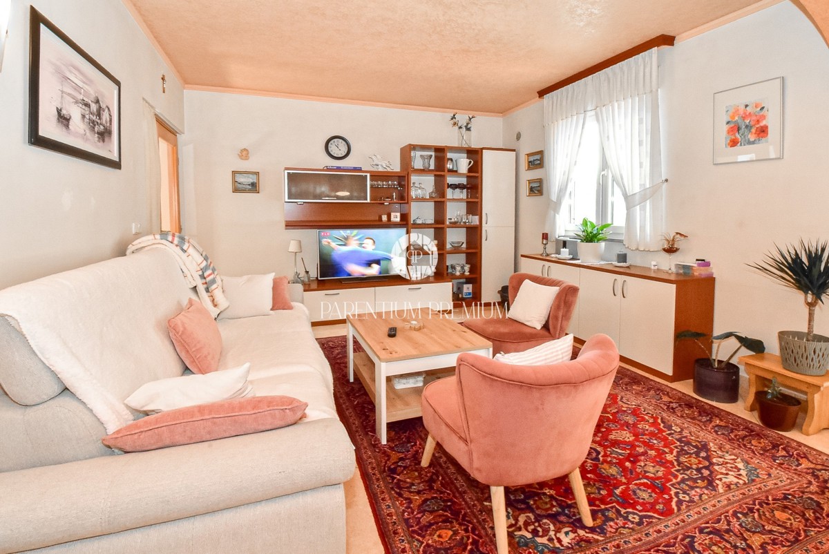 Casa con due appartamenti e un bel curato cortile