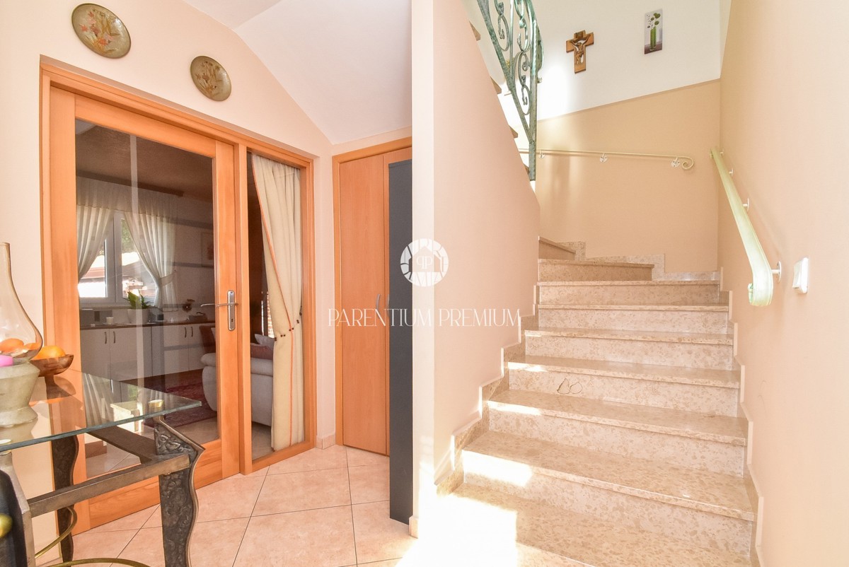 Casa con due appartamenti e un bel curato cortile