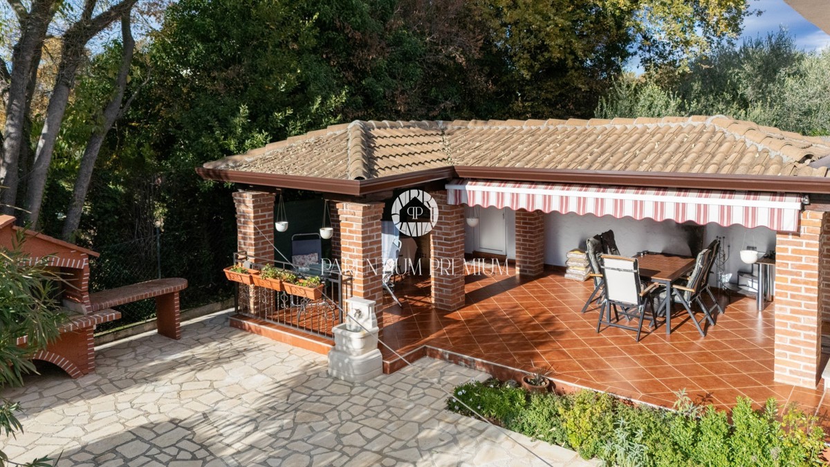 Casa con due appartamenti e un bel curato cortile