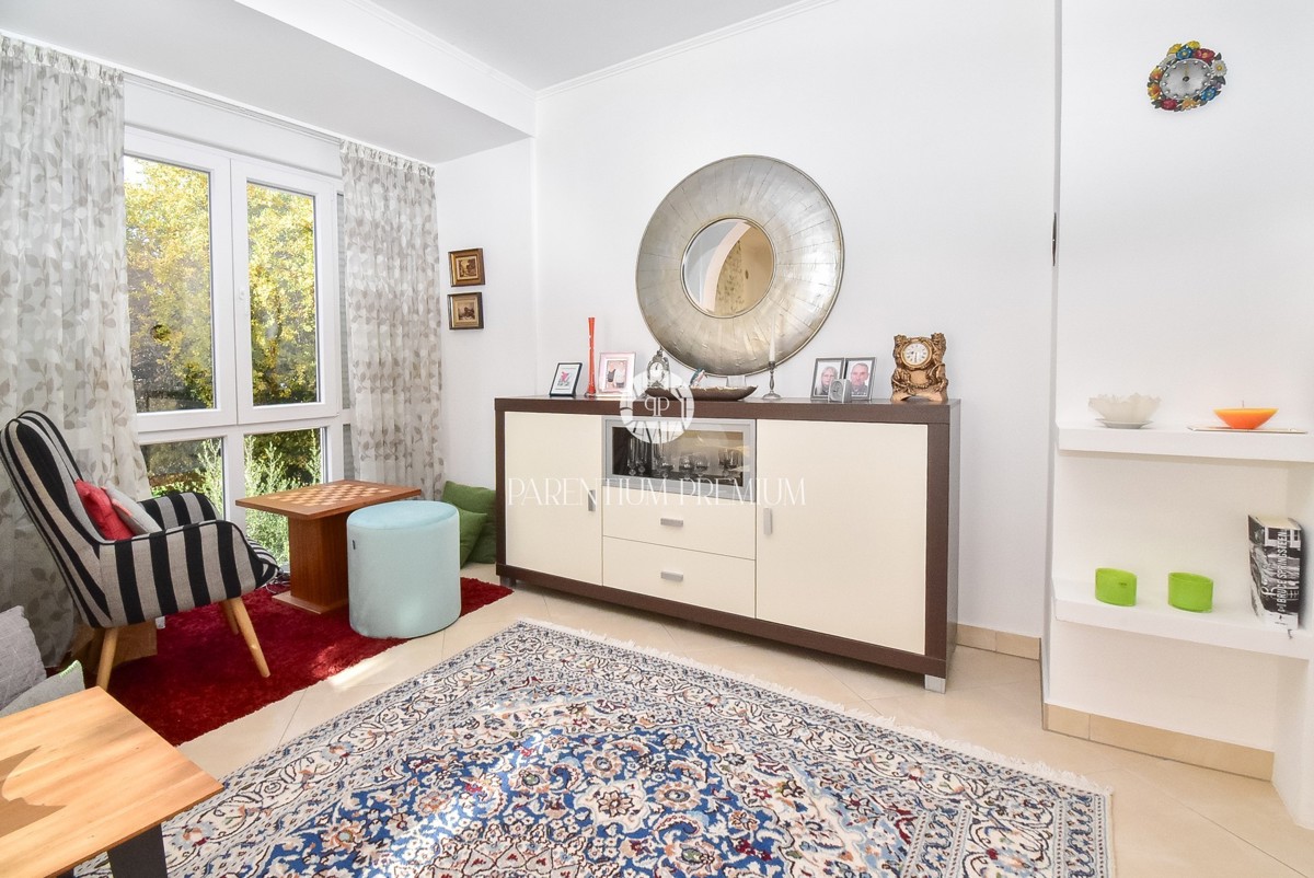 Casa con due appartamenti e un bel curato cortile