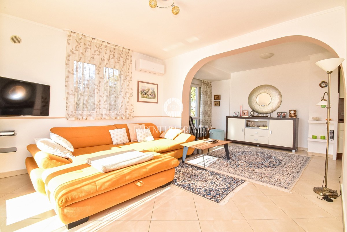 Casa con due appartamenti e un bel curato cortile