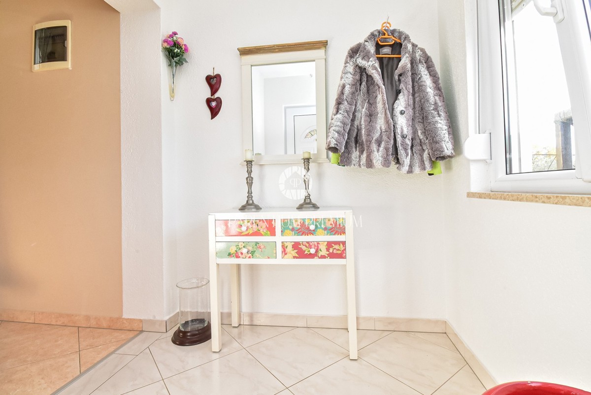 Casa con due appartamenti e un bel curato cortile