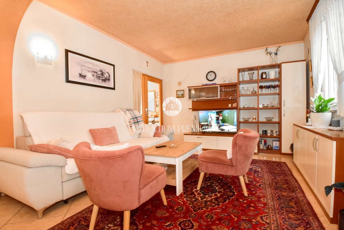 Casa con due appartamenti e un bel curato cortile