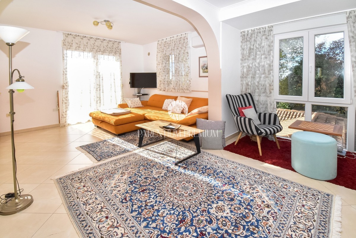 Casa con due appartamenti e un bel curato cortile