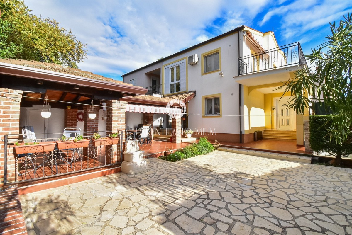 Casa con due appartamenti e un bel curato cortile