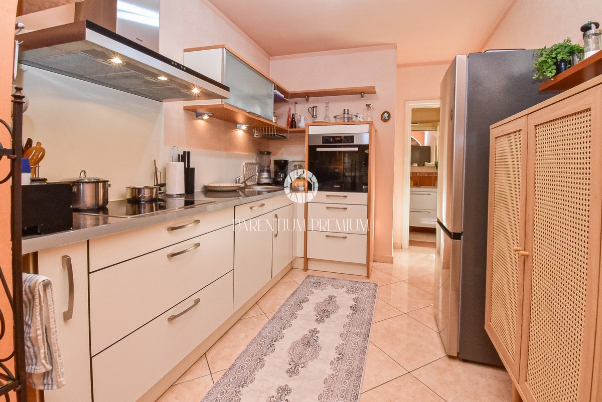 Casa con due appartamenti e un bel curato cortile