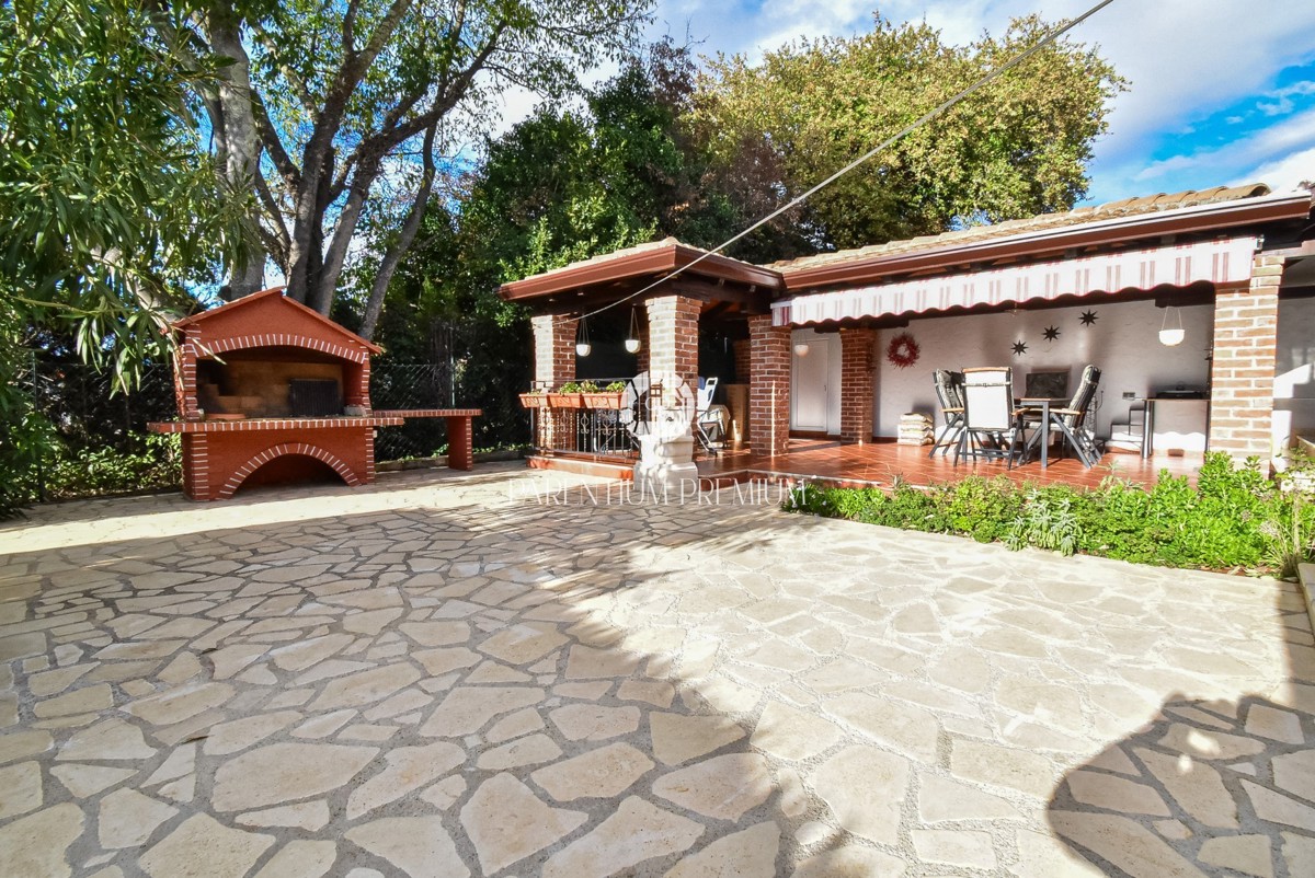 Casa con due appartamenti e un bel curato cortile