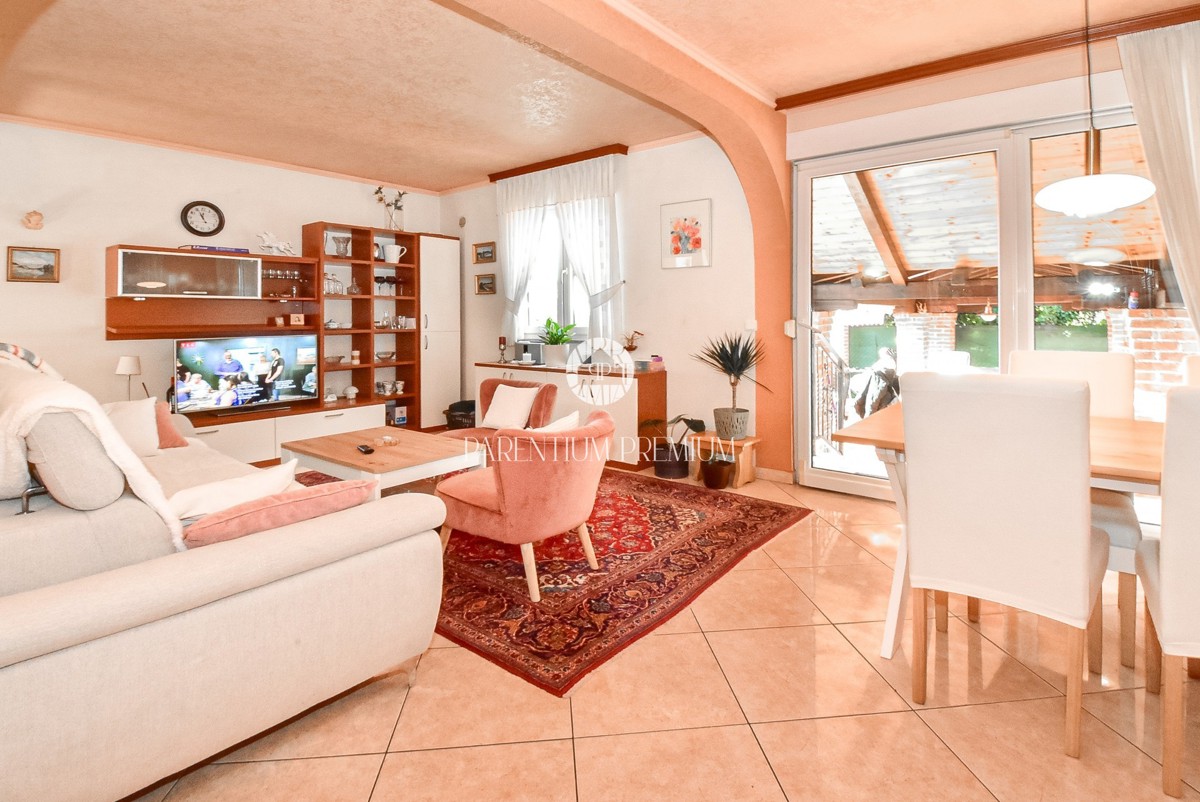 Casa con due appartamenti e un bel curato cortile