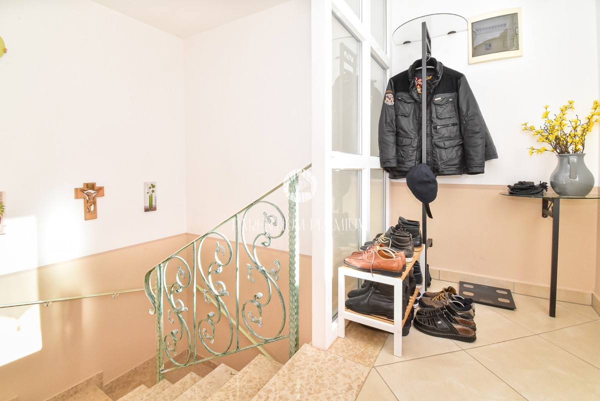 Casa con due appartamenti e un bel curato cortile