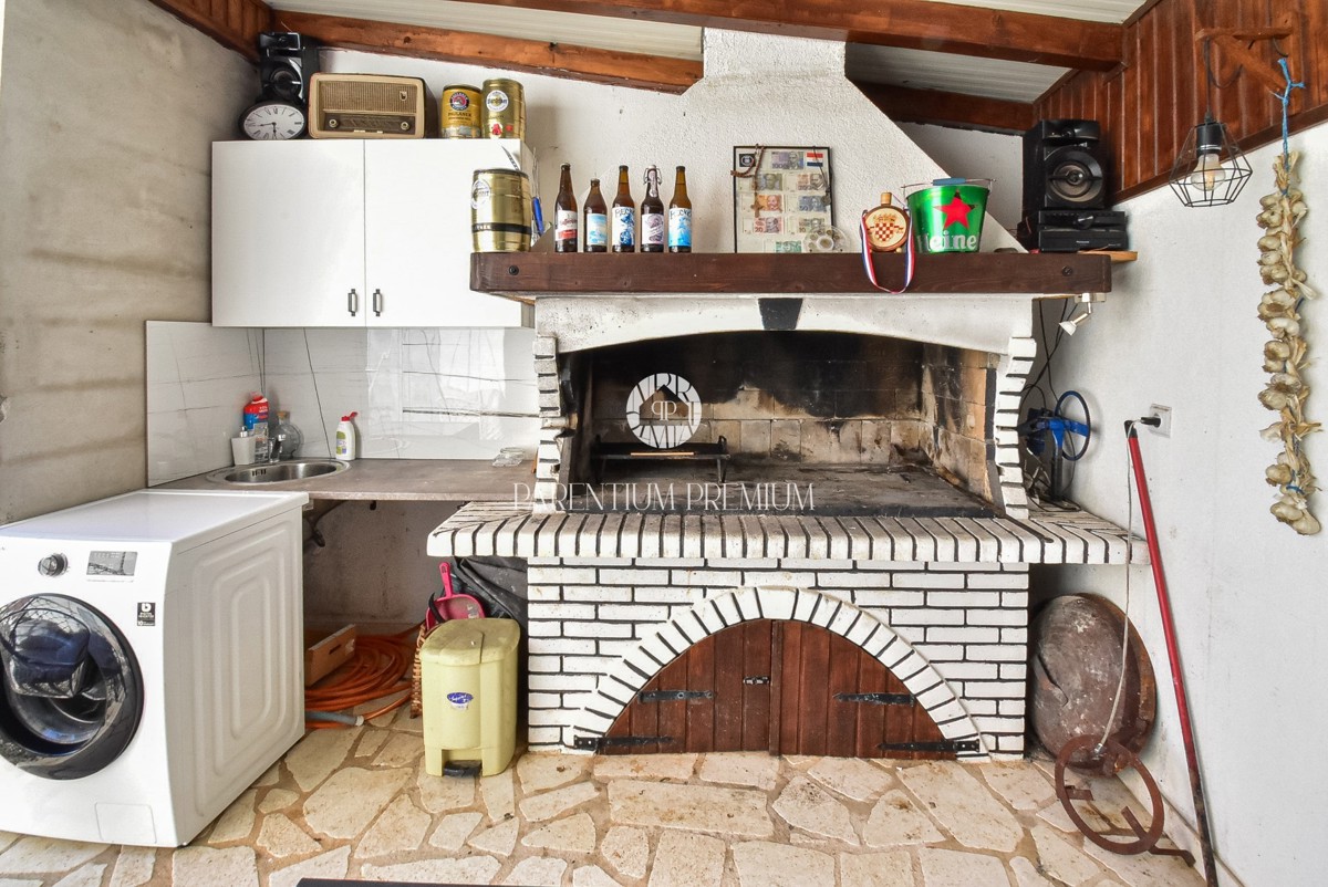 Ampia casa con due appartamenti, grande giardino e taverna