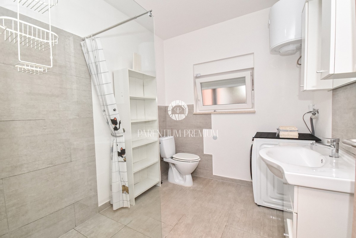 Ampia casa con due appartamenti, grande giardino e taverna