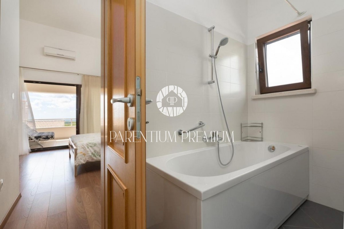 TOP Una villa con una bellissima vista sul mare e sulla campagna