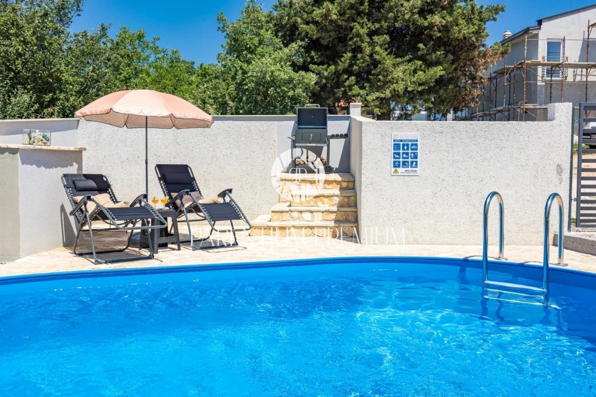 Una nuova casa arredata con piscina in una posizione tranquilla vicino a Parenzo