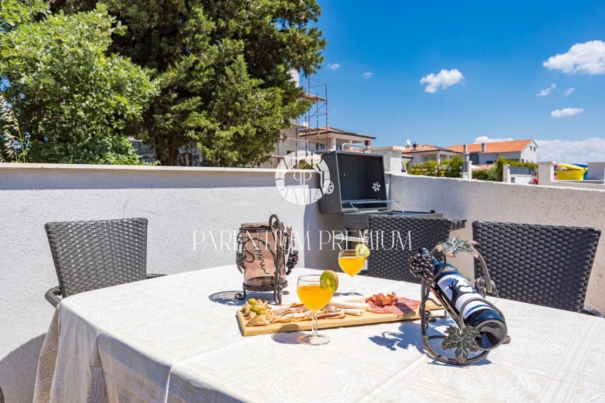Una nuova casa arredata con piscina in una posizione tranquilla vicino a Parenzo